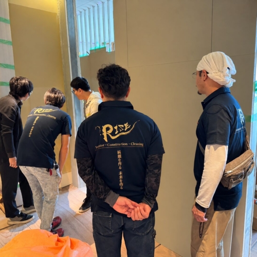 壁紙のない清潔な改修現場